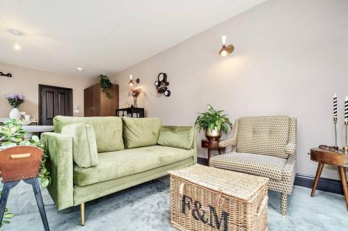 Cozy 2 Bedroom garden flat - Tap to explore photos