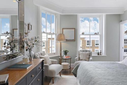 3 Bed Corner House Portobello Rd - Tap to explore photos