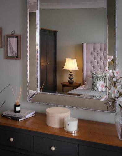 3 Bed Corner House Portobello Rd - Tap to explore photos