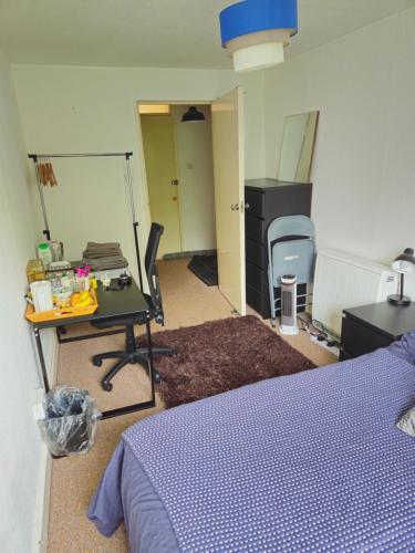 Bedroom in Central London - Tap to explore photos