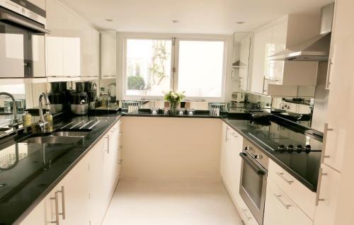 Belgravia flat, with private Terrace - Tap to explore photos