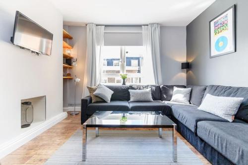 Bright, Modernised Apartment Close to Borough Market - Tap to explore photos