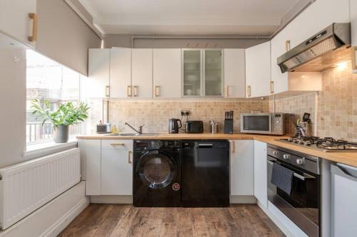Bright, Modernised Apartment Close to Borough Market - Tap to explore photos