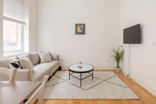 Beautiful 1 Bed Flat 2 Minute Walk To Camden Station - Tap to explore photos