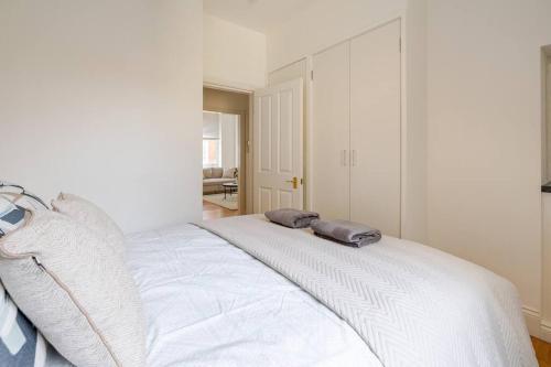 Beautiful 1 Bed Flat 2 Minute Walk To Camden Station - Tap to explore photos