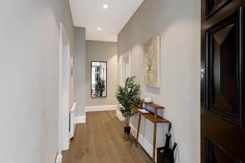 Beautiful Serviced Apartment London - Tap to explore photos