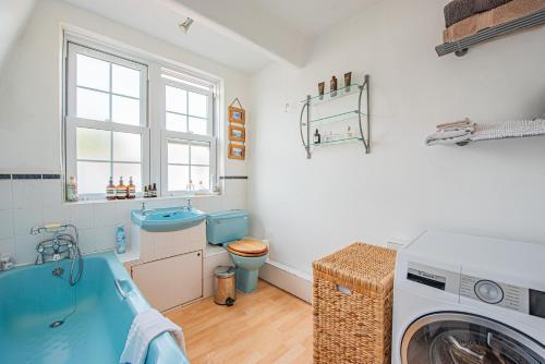 Bright 1-Bed Flat with Balcony in West Kensington - Tap to explore photos