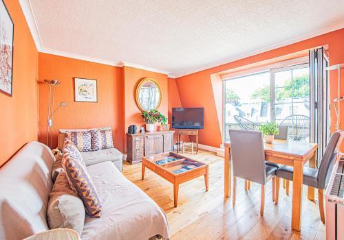 Bright 1-Bed Flat with Balcony in West Kensington - Tap to explore photos