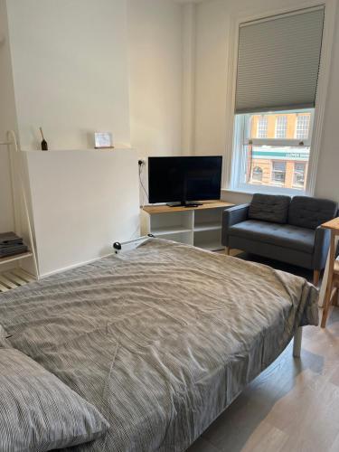 Camden BNB - Tap to explore photos