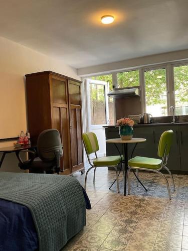 Studio2 Bright Studio with Private Patio in Central London - Tap to explore photos