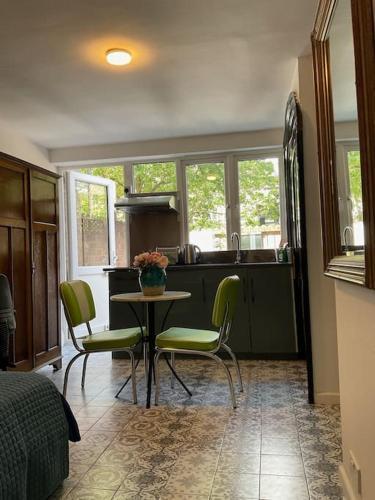 Studio2 Bright Studio with Private Patio in Central London - Tap to explore photos