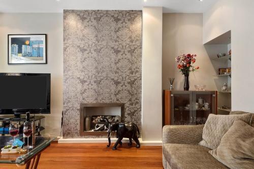 Bright Earl’s Court Apartment- SVA - Tap to explore photos