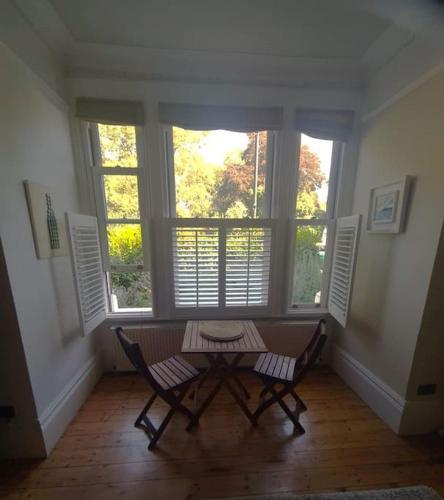 Charming Luxury 1 Bed Apartment - Tap to explore photos