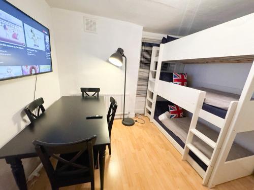 Brixton Apartment - Tap to explore photos
