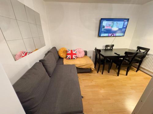 Brixton Apartment - Tap to explore photos