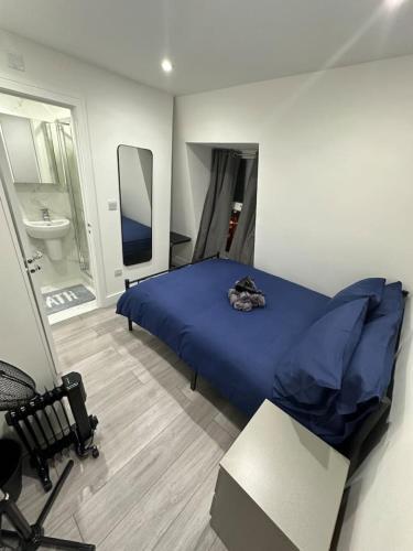 Central London Zone 1 Room - Tap to explore photos