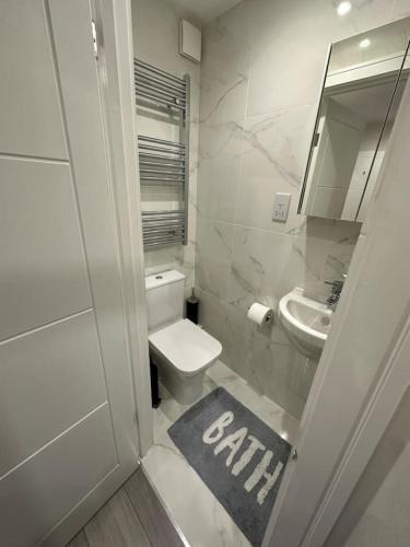 Central London Zone 1 Room - Tap to explore photos