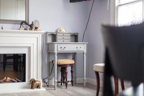 Charming New 1BR Flat wTerrace, Shepherd's Bush - Tap to explore photos
