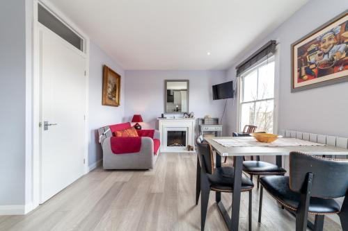 Charming New 1BR Flat wTerrace, Shepherd's Bush - Tap to explore photos