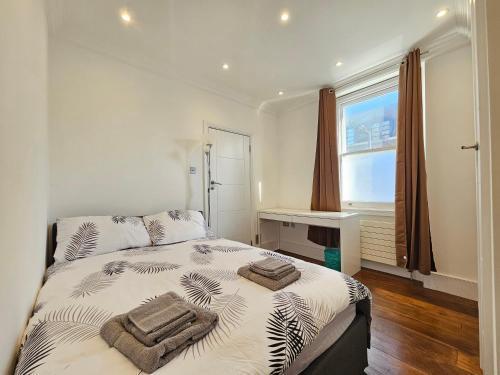 Charming 2 Bedroom Flat in Paddington - Tap to explore photos