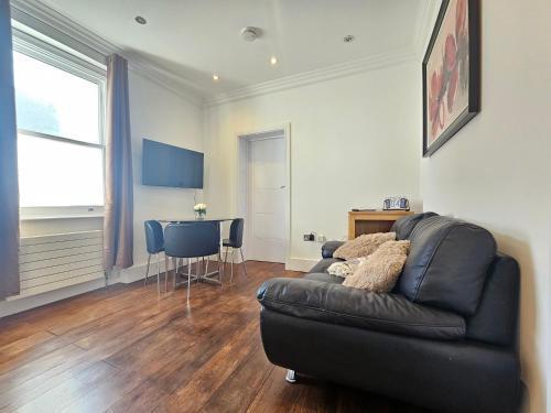 Charming 2 Bedroom Flat in Paddington - Tap to explore photos
