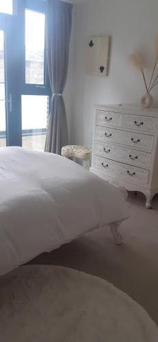 Bright Double Room with balcony - Tap to explore photos