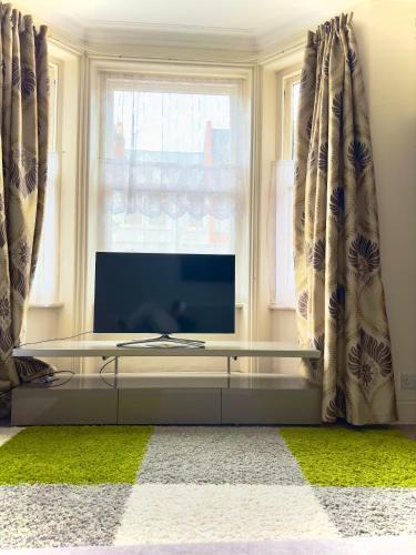 Budget 2 Bedroom Apartment Close to Hyde Park - Tap to explore photos
