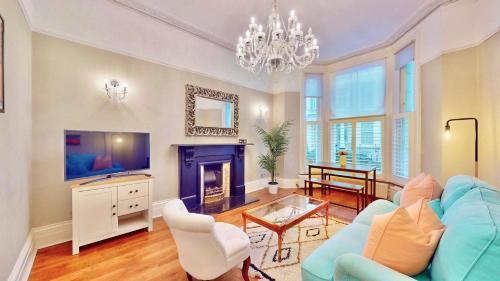 Bright & Spacious West London Gem - Tap to explore photos