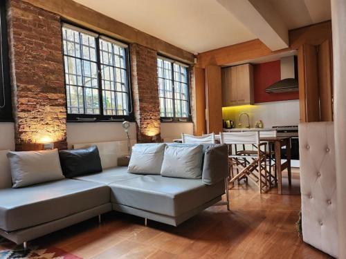 Charming designer 1 bed - check profile - Tap to explore photos