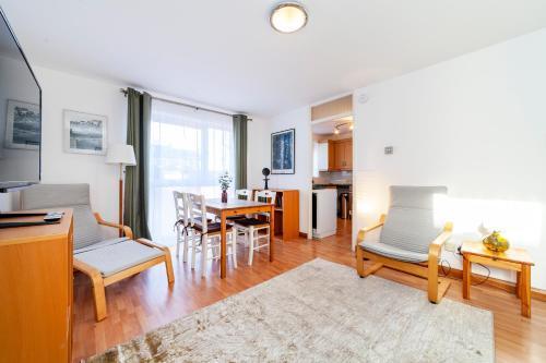 Bright 2BR flat off trendy Chiswick High Road - Tap to explore photos
