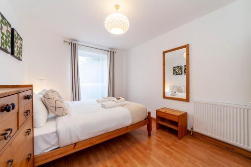 Bright 2BR flat off trendy Chiswick High Road
