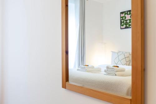 Bright 2BR flat off trendy Chiswick High Road - Tap to explore photos
