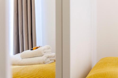 Bright 2BR flat off trendy Chiswick High Road - Tap to explore photos