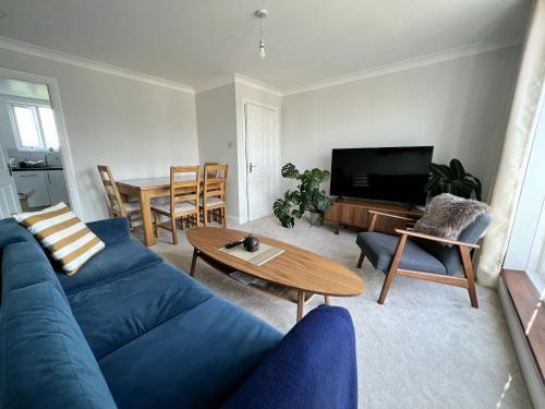 Central Wimbledon Apartment with Parking - Tap to explore photos