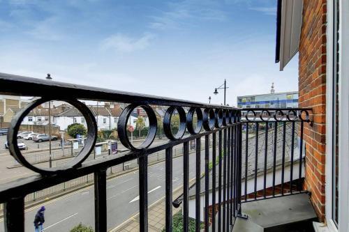 Central Wimbledon Apartment with Parking - Tap to explore photos