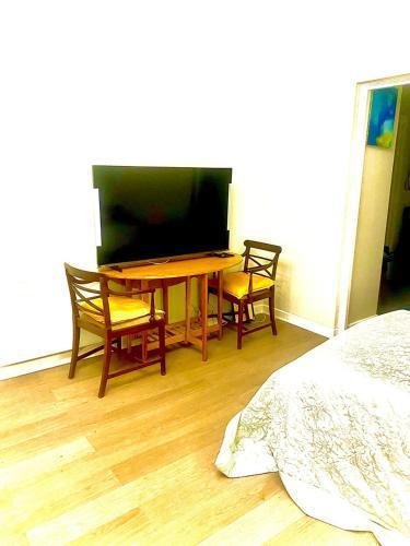 Chic studio in Leicester Sqaure! - Tap to explore photos