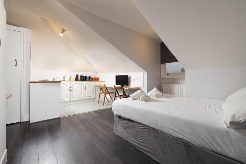 Charmstay Swiss Cottage Room Type - Deluxe Studio