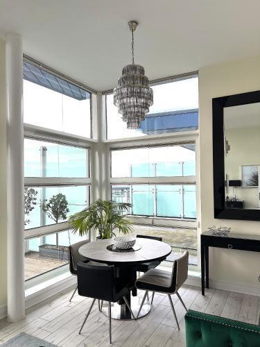 Cloud Nine - Luxe Apartment - Tap to explore photos