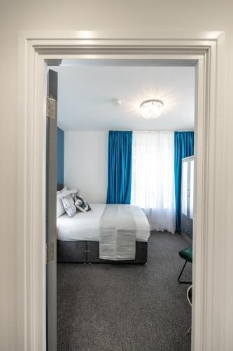 Cosy 4-Bedroom Apartment next to Borough - Tap to explore photos