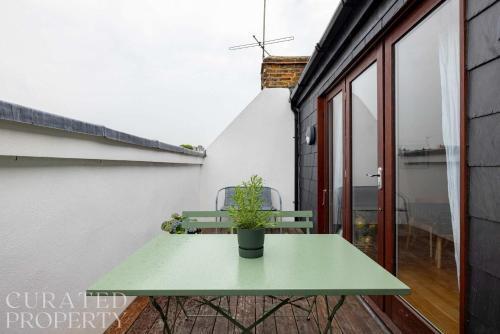 Charming Primrose Hill Rooftop Duplex - Tap to explore photos
