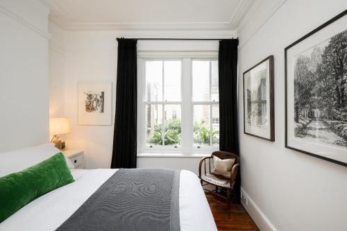 Charming West End Residence in Peaceful Fitzrovia - Tap to explore photos
