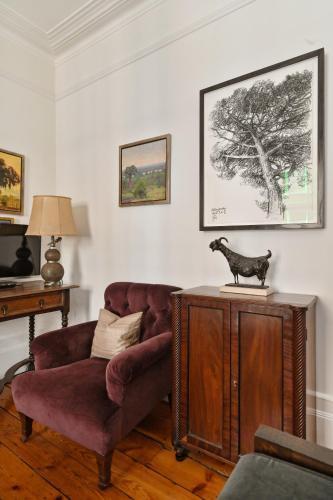 Charming West End Residence in Peaceful Fitzrovia - Tap to explore photos