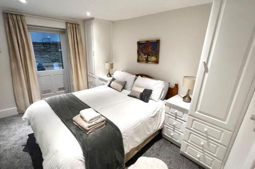Cozy 3 bed flat near to station - Tap to explore photos