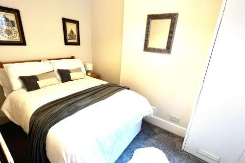 Cozy 3 bed flat near to station - Tap to explore photos