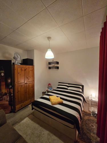 Comfortable doble room close Hide Park - Tap to explore photos
