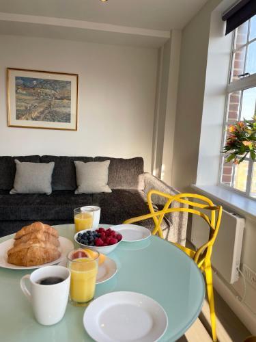 Cozy Apartments in Westminster - Tap to explore photos