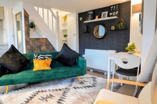 Cosy 2 Bed Modern Mews - Kings Cross - Tap to explore photos