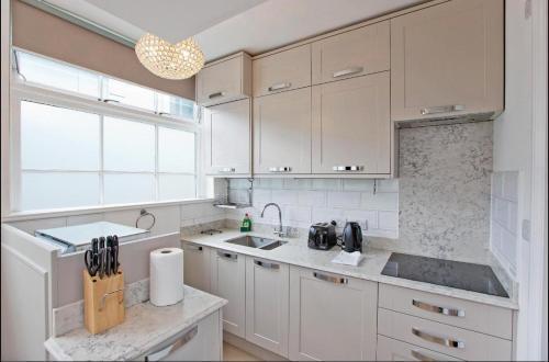 Cosy 2 Bed Modern Mews - Kings Cross - Tap to explore photos