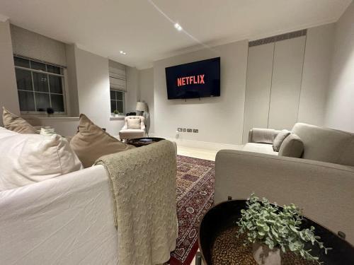 SG, Chic Covent Garden Apartment - Tap to explore photos