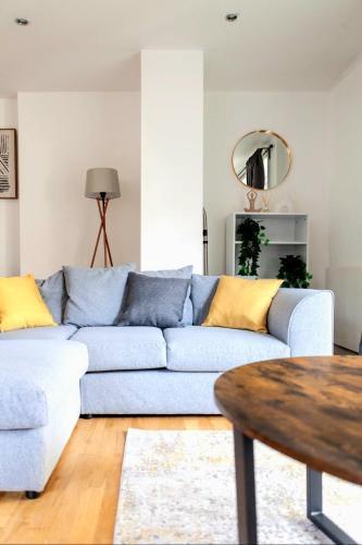 Comfy 2 bed Apt with Private Garden,Battersea Central LDN - Tap to explore photos
